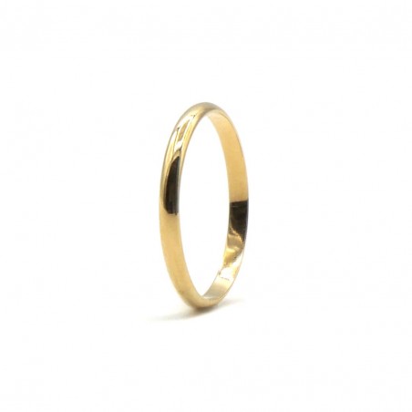 Photo d'une alliance en or jaune 18K largeur 2mm sur fond blanc vue 3/4.