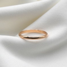 Photo d'une alliance en or rose 18k largeur 2mm sur fond blanc vue de devant. 2
