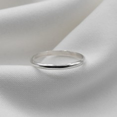 Photo d'une alliance en or blanc 18k largeur 2 mm sur fond blanc vue de devant.  2