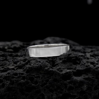 Photo sur fond lave noire alliance ruban or blanc largeur 4mm.