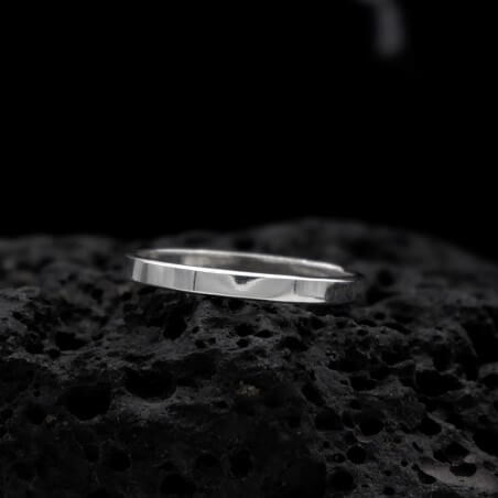 Photo sur fond lave noire alliance ruban or blanc modèle Atlas largeur 2mm.