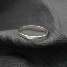 Photo sur fond blanc alliance ruban or blanc modèle Atlas largeur 2mm vue de dessus. 2