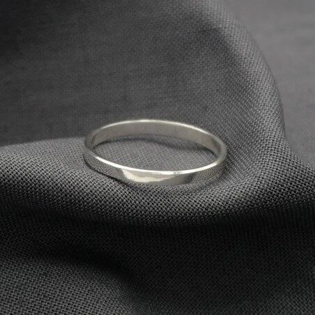 Photo sur fond tissu alliance ruban or blanc modèle Atlas largeur 2mm.