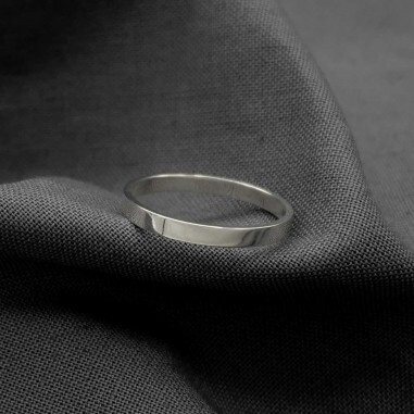 Photo sur fond tissu gris alliance ruban or blanc largeur 2mm.