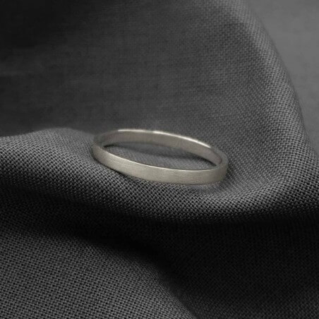 Photo sur fond tissu alliance ruban or blanc modèle Sedna largeur 2mm.