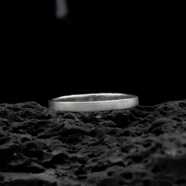 Photo sur fond lave noire alliance ruban or blanc modèle Sedna largeur 2mm.