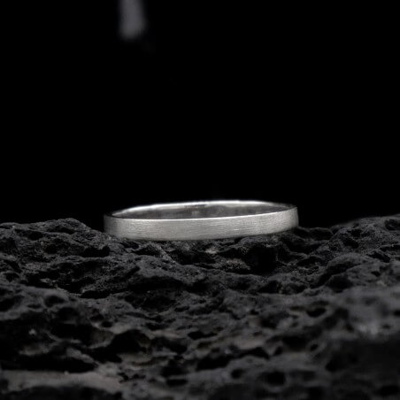 Photo sur fond lave noire alliance ruban or blanc modèle Sedna largeur 2mm.