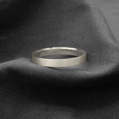 Photo sur fond tissu alliance ruban or blanc modèle Sedna largeur 3mm.