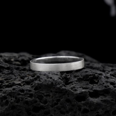 Photo sur fond lave noire alliance ruban or blanc modèle Sedna largeur 3mm.