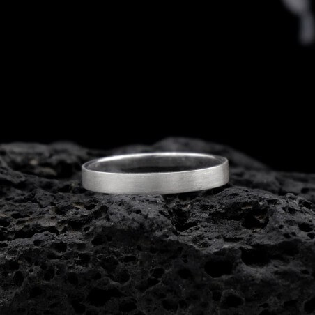 Photo sur fond lave noire alliance ruban or blanc modèle Sedna largeur 3mm.