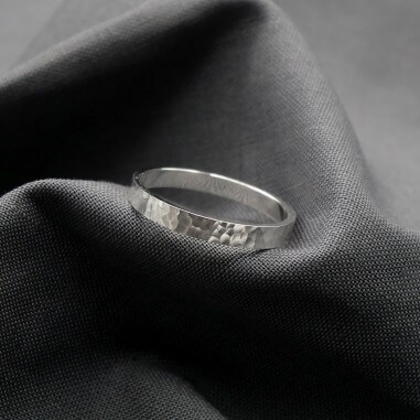 Photo sur fond tissu alliance ruban or blanc modèle Vesta largeur 3 mm.