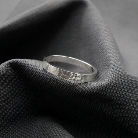 Photo sur fond tissu alliance ruban or blanc modèle Vesta largeur 3 mm.