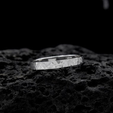 Photo sur fond lave noire alliance ruban or blanc modèle Vesta largeur 3 mm.