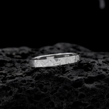 Photo sur fond lave noire alliance ruban or blanc modèle Vesta largeur 3 mm.