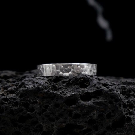 Photo sur fond lave noire alliance ruban or blanc modèle Vesta largeur 4 mm.