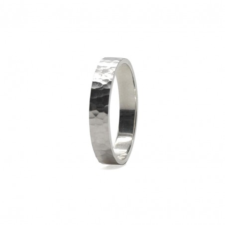 Photo sur fond blanc alliance ruban or blanc modèle Vesta largeur 4 mm vue de 3/4.