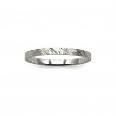 Photo sur fond blanc alliance ruban or blanc modèle Encelade largeur 2 mm vue de dessus.