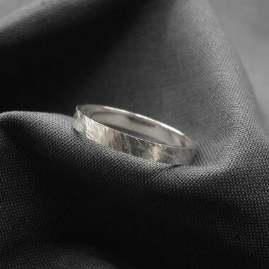 Photo sur fond tissu alliance ruban or blanc modèle Encelade largeur 3 mm.