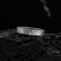 Photo sur fond blanc alliance ruban or blanc modèle Encelade largeur 4 mm vue de dessus. 2