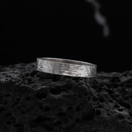 Photo sur fond lave noire alliance ruban or blanc modèle Encelade largeur 4 mm.