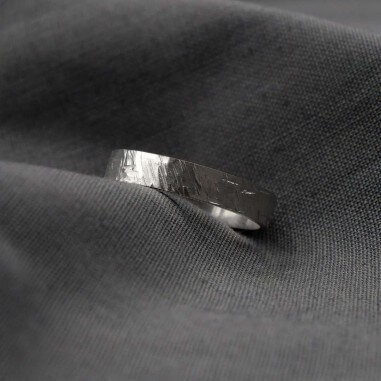 Photo sur fond tissu alliance ruban or blanc modèle Encelade largeur 4 mm.