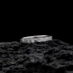 Photo sur fond blanc alliance ruban or blanc modèle Oberon largeur 2 mm vue de dessus. 2