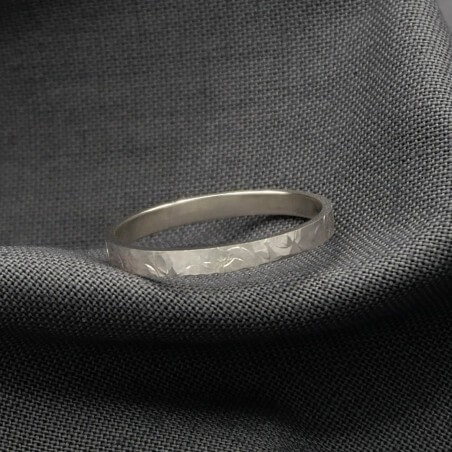 Photo sur fond tissu alliance ruban or blanc modèle Oberon largeur 2 mm.