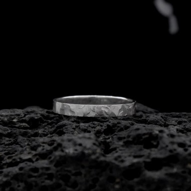 Photo sur fond lave noire alliance ruban or blanc modèle Oberon largeur 3 mm.