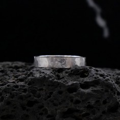 Photo sur fond blanc alliance ruban or blanc modèle Obéron largeur 4 mm vue de dessus. 2