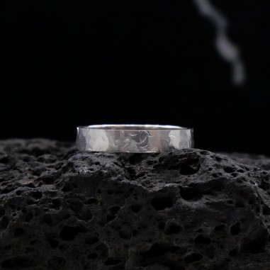 Photo sur fond lave noire alliance ruban or blanc modèle Obéron largeur 4 mm.