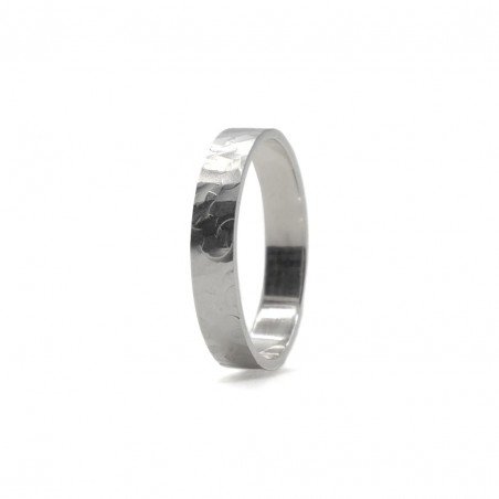 Photo sur fond blanc alliance ruban or blanc modèle Obéron largeur 4 mm vue de dessus.