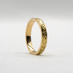 Photo sur fond blanc alliance ruban or blanc modèle Oberon largeur 3 mm vue de dessus. 2