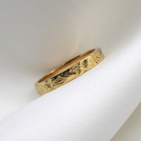Photo sur fond tissu blanc alliance ruban or jaune modèle Oberon largeur 3 mm vue de face.