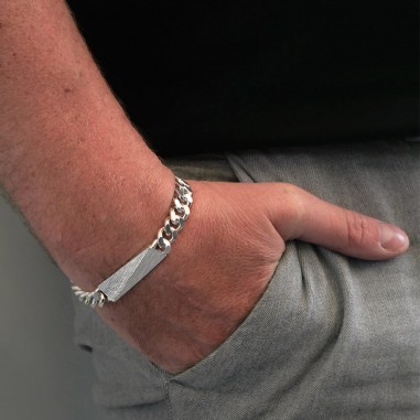 Photo de la gourmette homme en argent modèle Tungstène sur un poignet d’homme.