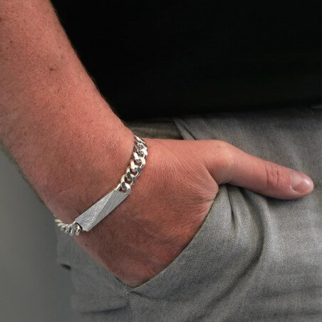 Photo de la gourmette homme en argent modèle Tungstène sur un poignet d’homme.
