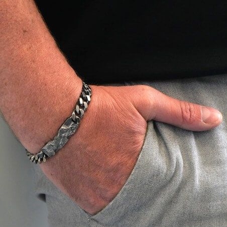 Photo portée de la gourmette homme en argent modèle A76 sur un poignet d’homme.