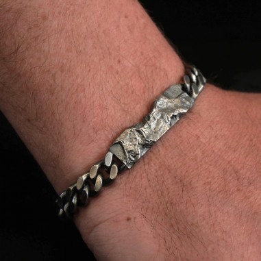 Photo portée gourmette homme en argent modèle A76 sur un poignet d’homme.