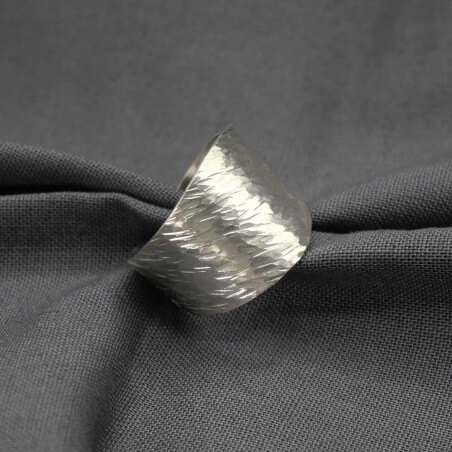 Photo de la bague créee lors de l'atelier créer sa bague texturée.