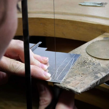 Étape de la découpe du métal lors de l'atelier créer sa bague texturée.