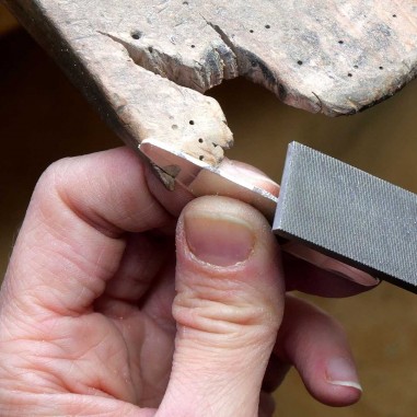 Étape du limage lors de l'atelier créer sa bague texturée.