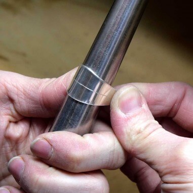 Étape de la mise en forme lors de l'atelier créer sa bague texturée.