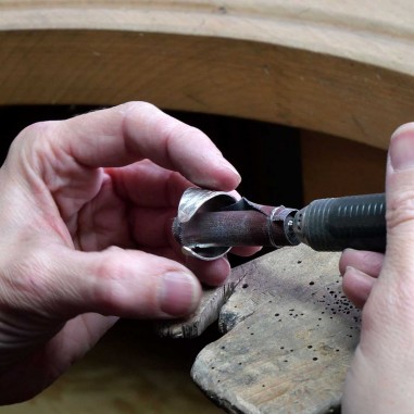 Étape des finitions lors de l'atelier créer sa bague texturée.