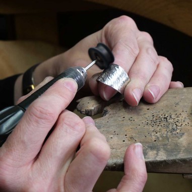 Étape du polissage lors de l'atelier créer sa bague texturée.