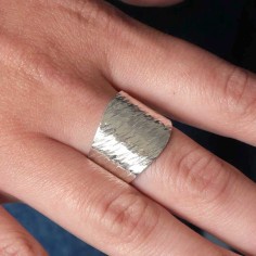 Photo de la bague créee lors de l'atelier créer sa bague texturée. 2