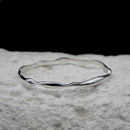 Photo sur une pierre blanche du jonc en argent Hallo-S.