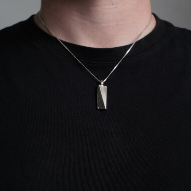 Photo portée du collier diamant homme modèle Tunsgtène-S vue de devant.