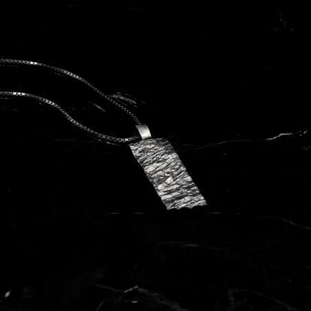 Photo sur marbre noir du collier diamant homme modèle Hypérion-S en argent finition vieillie.