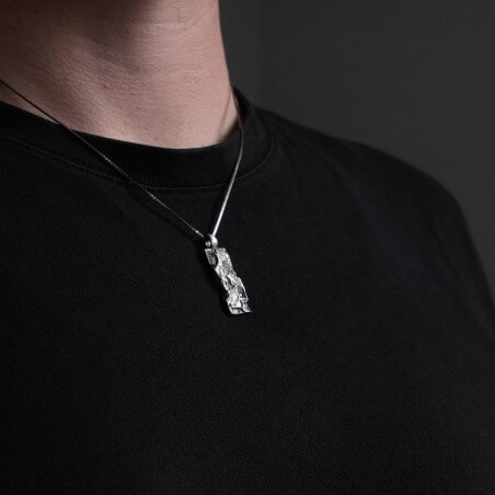 Photo portée sur un homme du collier diamant homme modèle A76-S finition vieillie.