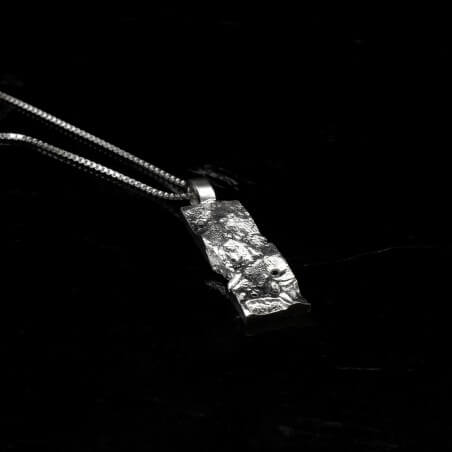 Photo sur fond lave noire du collier diamant homme modèle A76 finition polie avec détail de la texture.