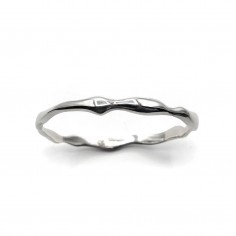 Photo sur fond blanc du jonc en argent modèle Halo M vue de dessus.